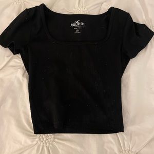 Hollister yet black baby tee the neckline is perfect not too low great for fits